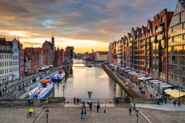 Gdansk, Polonya - 23 Mayıs 2021: Gdansk 'taki Yeşil Köprü' de düzenlenen Avrupa Lig Kupası 'nın büyük bir kopyası. Avrupa Ligi finali 26 Mayıs 2021 Çarşamba günü Gdansk Stadyumu 'nda yapılacak..