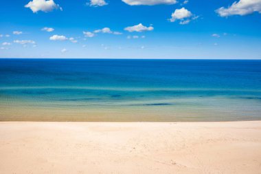 Yazın Sobieszewo, Polonya 'da Baltık Denizi sahilinin güzel manzarası