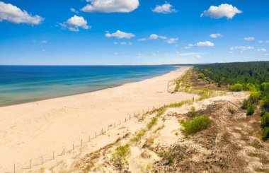 Yazın Sobieszewo, Polonya 'da Baltık Denizi sahilinin güzel manzarası
