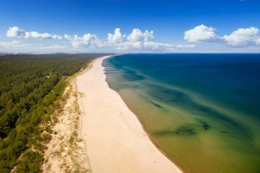 Yazın Sobieszewo, Polonya 'da Baltık Denizi sahilinin güzel manzarası