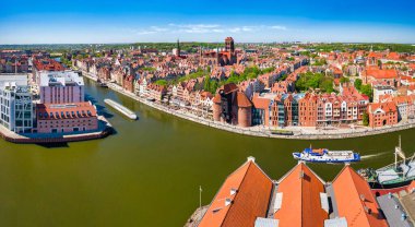 Yazın Gdansk 'taki eski şehrin güzel mimarisi. Polonya