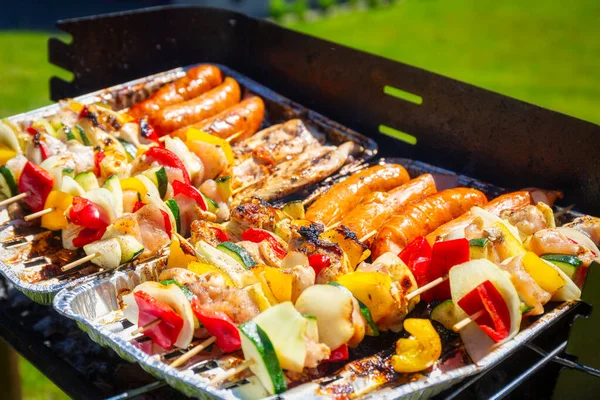 Brochetas Salchichas Pollo Verduras Parrilla —  Fotos de Stock