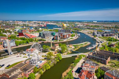 Yazın Gdansk 'taki eski şehrin güzel mimarisi. Polonya