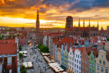 Polonya 'nın Gdansk kentinin günbatımında inanılmaz bir mimarisi var. Long Market, Main Town Hall ve St. Mary Bazilikası 'nın havadan görünüşü