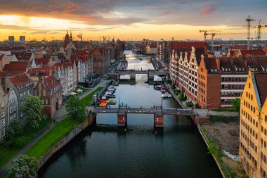 Polonya 'nın Gdansk kentinin günbatımında inanılmaz bir mimarisi var. Motlawa Rover 'daki Hazine Adaları' nın havadan görünüşü