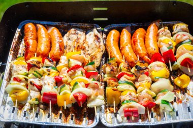 Izgarada kızarmış tavuk, sebze şiş ve sosis.