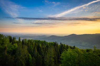 Gün doğumunda Rownica 'dan Silesian Beskids Panoraması. Polonya