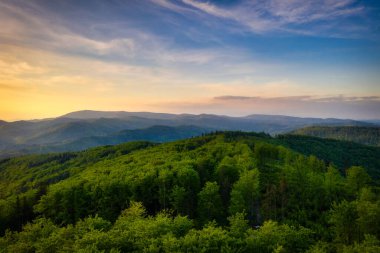 Gün doğumunda Rownica 'dan Silesian Beskids Panoraması. Polonya