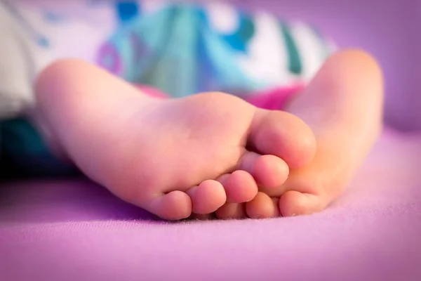 Pés Bebê Dormindo Sob Tampas Cama — Fotografia de Stock