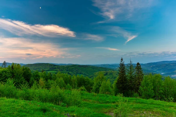 日出时分 罗尼卡山顶上的Silesian Beskids场景 — 图库照片