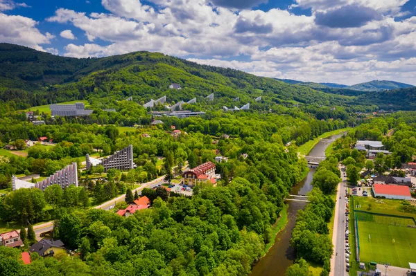 Silesian Beskids Tepelerindeki Ustron Daki Kasaba Sağlık Merkezi Manzarası Polonya — Stok fotoğraf