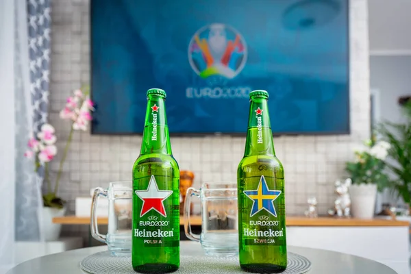 Danzica Polonia Giugno 2021 Due Bottiglie Birra Heineken Sul Tavolo — Foto Stock