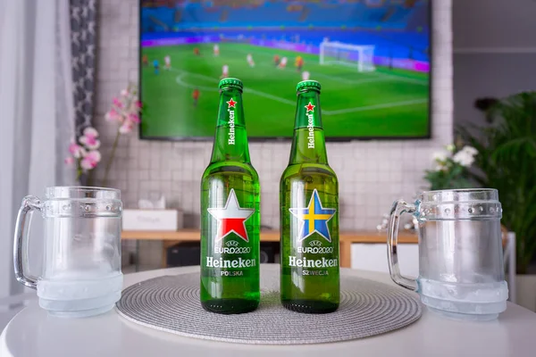 Danzica Polonia Giugno 2021 Due Bottiglie Birra Heineken Sul Tavolo — Foto Stock