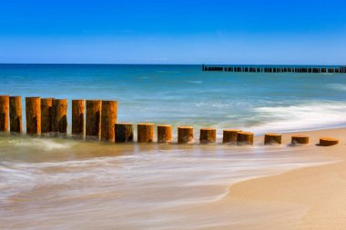 Yaz aylarında Hel Yarımadası 'ndaki Baltık Denizi' nin güzel manzarası. Polonya
