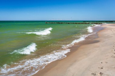 Yaz aylarında Hel Yarımadası 'ndaki Baltık Denizi' nin güzel manzarası. Polonya