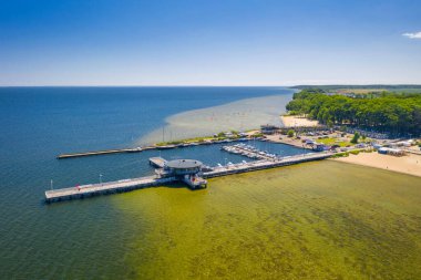 Yazın Puck Körfezi 'ndeki Puck' ta rıhtım ve sahil. Polonya