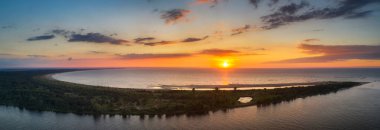 Baltık Denizi 'ndeki Sobieszewo Adası sahilinde güzel bir günbatımı. Polonya