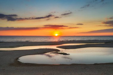 Baltık Denizi 'ndeki Sobieszewo Adası sahilinde güzel bir günbatımı. Polonya