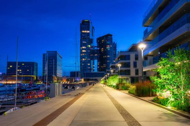 Günbatımında modern mimari ile Gdynia 'da Marina. Polonya