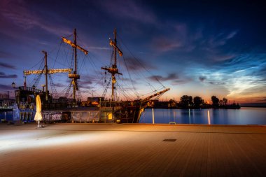 Gdynia 'da gece manzarası. Limanın üzerinde gece bulutları var. Polonya