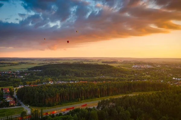 Zonsondergang Boven Een Bos Polen Met Hete Lucht Ballonnen Vliegen — Stockfoto