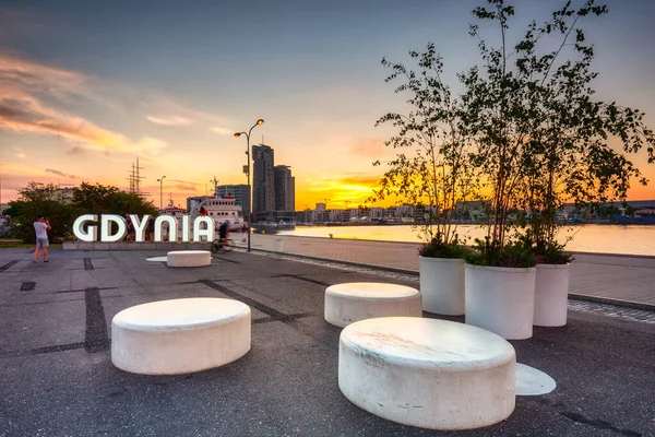 Verlichte Gdynia Stad Inscriptie Bij Zonsondergang Polen — Stockfoto