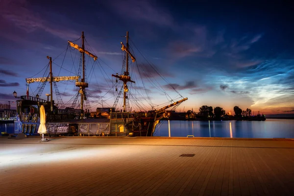 Paisaje Nocturno Gdynia Con Nubes Noctilucentes Sobre Puerto Polonia —  Fotos de Stock