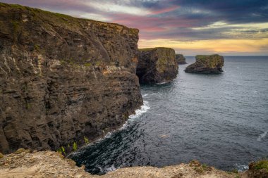 Gün batımında Kilkee 'de Rocky Kayalıkları, County Clare. İrlanda.
