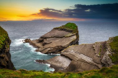 Gün batımında Kilkee 'de Rocky Kayalıkları, County Clare. İrlanda.