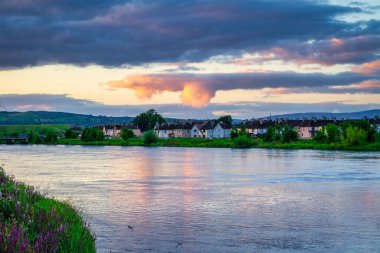 Limerick, İrlanda 'da Shannon nehrinin üzerinde gün batımı