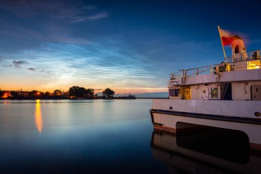 Gdynia 'da gece manzarası. Limanın üzerinde gece bulutları var. Polonya
