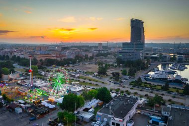 Günbatımında modern mimari ile Gdynia limanının havadan manzarası. Polonya