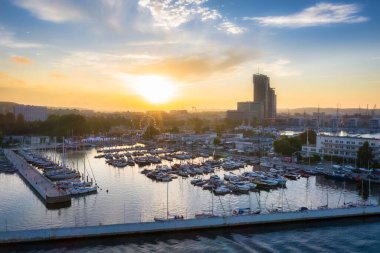 Gdynia, Polonya - 4 Temmuz 2021: Günbatımında modern mimari ile Gdynia limanının havadan manzarası. Polonya