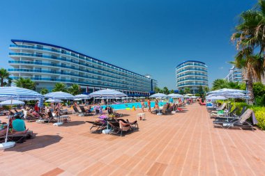 Türker, Türkiye - 18 Temmuz 2021: Türkiye 'nin Alanya ilindeki Eftalia Marin otelinin havuz alanı. Çok sayıda Eftalya otelinin kompleksi Akdeniz Türk Rivierası 'nda yer alıyor..