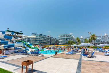 Türker, Türkiye - 18 Temmuz 2021: Türkiye 'nin Alanya ilindeki Eftalia Ocean otelinin havuz alanı. Çok sayıda Eftalya otelinin kompleksi Akdeniz Türk Rivierası 'nda yer alıyor..