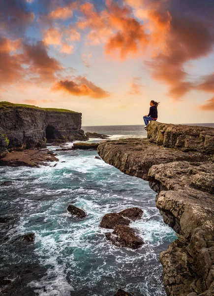 Klify Kilkee Zachodzie Słońca Irlandia Piękna Kobieta Siedząca Krawędzi Klifu — Zdjęcie stockowe