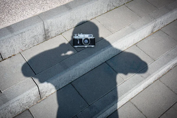 Ombra Uomo Che Scatta Una Foto Con Una Macchina Fotografica — Foto Stock