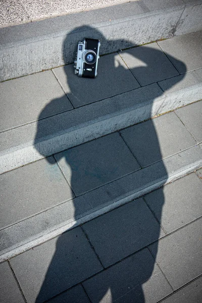 Una Sombra Hombre Tomando Una Foto Con Una Cámara —  Fotos de Stock