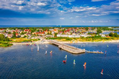 Jastarnia 'daki iskelede yaz mevsiminde Puck Bay' de, Polonya.