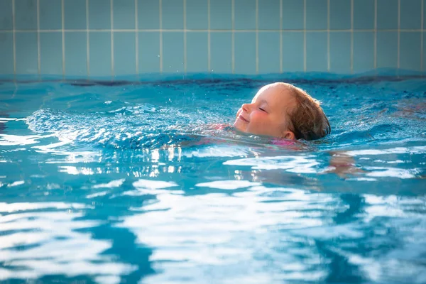 Petite Fille Mignonne Nage Dans Eau Cristalline Piscine Pendant Les — Photo