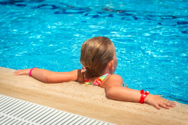 Petite Fille Mignonne Relaxe Dans Eau Cristalline Piscine Pendant Les — Photo