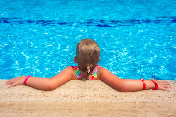 귀여운 소녀는 여름휴가 물웅덩이의 물에서 — 스톡 사진