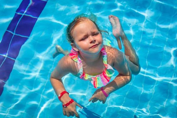 Une Jolie Petite Fille Nage Dans Une Piscine Bleue Pendant — Photo