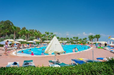Türker, Türkiye - 18 Temmuz 2021: Türkiye 'nin Alanya ilindeki Eftalia adasının güzel havuz alanı. Çok sayıda Eftalya otelinin kompleksi Akdeniz Türk Rivierası 'nda yer alıyor..