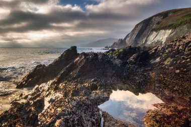 Dingle Yarımadası 'ndaki Atlantik Okyanusu kıyılarının güzel manzarası, Kerry County, İrlanda.