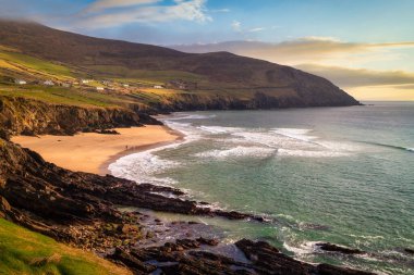Dingle Yarımadası 'ndaki Atlantik Okyanusu kıyılarının güzel manzarası, Kerry County, İrlanda.