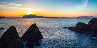 Dingle Yarımadası 'ndaki Atlantik Okyanusu kıyılarının güzel manzarası, Kerry County, İrlanda.