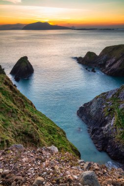 Dingle Yarımadası 'ndaki Atlantik Okyanusu kıyılarının güzel manzarası, Kerry County, İrlanda.
