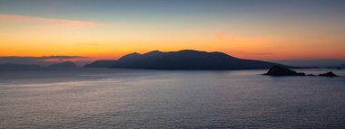 Dingle Yarımadası 'ndaki Atlantik Okyanusu kıyılarının güzel manzarası, Kerry County, İrlanda.