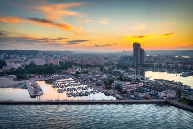 Günbatımında modern mimari ve Gdynia şehir yazıtlarıyla birlikte limanın havadan manzarası. Polonya.